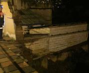 Tres personas fueron evacuadas debido al colapso de un muro en la calle Rocafuerte, sector La Cantera. Foto: Cortesía