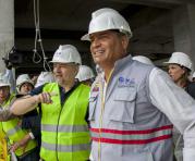 Rafael Correa recorre obras de construccion del Hospital del IESS en el sur de la cioudad, lo acompañan Richard Espinoza y Paola Pavon. Foto: Armando Prado / ÚN