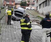El vehículo se ‘clavó’ en un  hueco de la calle 20 de Enero. Foto: Betty Beltrán / ÚN