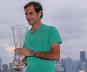Roger Federer con el trofeo de Miami. Foto: EFE
