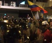 Los seguidores de Creo cruzaron una de las vallas de seguridad cerca dle CNE. Foto: ÚN