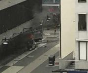 Vista de un camión que ha atropellado a varias personas y que se ha estrellado contra una tienda de la calle comercial de Drottninggatan en el centro de Estocolmo. Foto: EFE