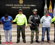 Miembros de la Dirección de Investigación Criminal e INTERPOL de la Policía Nacional de Colombia (DIJIN), custodian a los ecuatorianos responsables del tráfico de 250 toneladas de cocaína. Foto: EFE