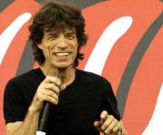 Mick Jagger de los Rolling Stones aparece en el escenario para anunciar una gira. Foto: Archivo / AFP