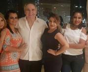 El expresidente  Bucaram publicó fotografías con visitas que recibe en Panamá. Amigas de Manabí le vieron el 12 de abril. Tomado del Twitter de Abdalá Bucaram.