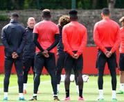 Los jugadores del Manchester United guardan un minuto de silencio en memoria de las víctimas del atentado contra el Manchester Arena durante una sesión de entrenamiento en la ciudad deportiva de Aon, en Manchester (Reino Unido)