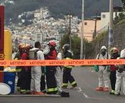 Los bomberos y los policías dispusieron que la zona sea acordonada hasta proceder a la descontaminación. Foto: Paúl Rivas / ÚN