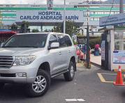 En los exteriores del hospital del IESS se vio el vehículo de la seguridad de Rafael Correa. Seguidores fueron en la noche. Foto: Eduardo Terán / ÚN