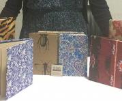 Cuadernos,  libretas, álbumes son el fuerte del negocio de Gabriela Toro, la fundadora de Oruga. Foto: ÚN