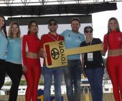 Directivos de Toyota y de Grupo EL COMERCIO realizaron el sorteo frente al público, en el estadio. Foto: Patricio Terán /  ÚN