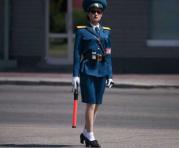 En una foto tomada el 4 de junio de 2017 un oficial de seguridad de tránsito está de servicio en una intersección en Pyongyang. Oficialmente conocidos como agentes de seguridad de tránsito pero universalmente llamados señoras del tráfico. Foto: AFP