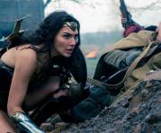 Gal Gadot y Ewen Bremner en Wonder Woman (2017). Foto: IMDB