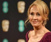 J. K. Rowling posando a su llegada a los premios BAFTA British Academy Film Awards en el Royal Albert Hall de Londres. Foto: AFP