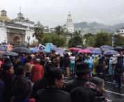 Los manifestantes llegaron a la Plaza Grande y se reunieron frente al edificio del Municipio de Quito. Foto Ana Guerrero / ÚN