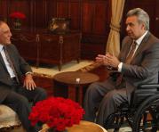 El presidente Lenín Moreno se reunió con el expresidenciable, Paco Moncayo, en el palacio de Carondelet. Foto: Galo Paguay/ ÚN