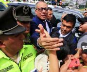 El vicepresidente ecuatoriano Jorge Glas (c) saluda a simpatizantes tras rendir declaración ante la Fiscalía hoy, martes 18 de julio de 2017, en Quito (Ecuador). Foto: EFE