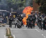Miembros de la Guardia Nacional Bolivariana (GNB) se enfrentan a un grupo de manifestantes opositores en las inmediaciones de la planta televisiva estatal VTV durante el paro general de 24 horas convocado por la oposición hoy, jueves 20 de julio de 2017,
