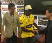 Luis 'Cunti' Caicedo recibe la bienvenida de los dirigentes del Barcelona de Guayaquil. Foto: Twitter del club