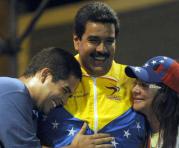 Nicolás Maduro (hijo) a la izquierda de su padre el Presidente de la República Bolivariana de Venezuela y su esposa Cilia Flores. Foto: AFP