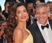 George Clooney (der.) y su esposa Amal en la edición 69 del festival de Cannes Film. Foto: AFP