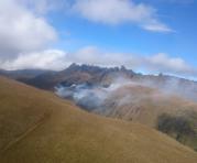 El Cuerpo de Bomberos combate un incendio forestal en el cerro Puntas                     Foto: Cortesía Cuerpo de Bomberos de Quito