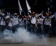 Opositores participan en una manifestación contra la Asamblea Nacional Constituyente hoy, viernes 4 de agosto de 2017, en Caracas (Venezuela). Foto: EFE