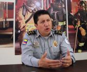 Eber Arroyo, Comandante de Bomberos, entregó un informe de las zonas afectadas por los incendios. Foto: Alfredo Lagla / ÚN