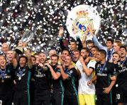 Jugadores del Real Madrid celebran con el trofeo después de ganar el partido de fútbol final de la UEFA Supercopa entre el Real Madrid y el Manchester United el 8 de agosto de 2017, en el Philip II Arena en Skopje. Foto: AFP