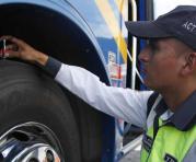 En el terminal Quitumbe se realiza el control a los buses y conductores por fiscalizadores del AMT. Foto: Galo Paguay / ÚN