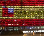 Las franjas rojas y amarilla de la bandera de España iluminan una edificación en en el Ayuntamiento de Tel Aviv, en el parque Rabin, en Tel Aviv (Israel). Foto: EFE