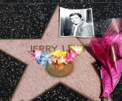 Jerry Lewis en el paseo de la fama recibió un homenaje. Foto: AFP