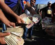 La economía de Venezuela está al borde del colapso, la escasez de alimentos y medicinas y la inflación por las nubes El aumento del caos dinero en efectivo en el país. Foto: AFP