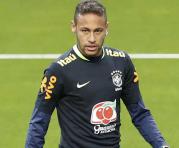 Neymar, jugador de la selección de Brasil, en una sesión de entrenamiento en la arena del Gremio en Porto Alegre (Brasil). Foto: EFE