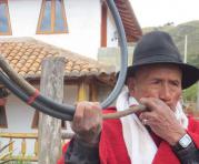 Jorge Miñarcaja es el último bocinero de la comunidad andina La Moya, en Chimborazo. Foto: Cristina Márquez / ÚN