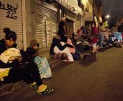 La gente se reúne en una calle del centro de la Ciudad de México durante un terremoto ocurrido el 7 de septiembre de 2017. Foto: AFP