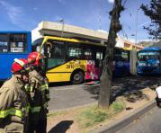 En el accidente que dejó una víctima mortal están involucrados una unidad del corredor central y dos buses urbanos. Foto: Paúl Rivas / ÚN