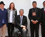 El presidente Lenín Moreno posa junto a la canciller ecuatoriana, María Fernanda Espinosa (c-i); el ministro de Exteriores de Bolivia, Fernando Huanacuni (c-d) y los embajadores Juan Enrique Jurado (d) y Ricardo Ulcuango (i), en el Palacio de Carondelet e