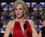 Nicole Kidman acepta el premio a la Mejor actriz principal en una serie limitada o película para Big Little Lies en el escenario durante los  premios Emmy. Foto: AFP