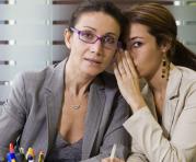 Las relaciones entre compañeros y también el desempeño laboral pueden afectarse por los chismes. Foto: ÚN
