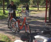Angela Amoroso, directora de seguridad vial de la AMT, explica que al momento existen 1 800 personas que se han carnetizado para poder usar la bicicleta pública de forma gratuita. Foto: Eduardo Terán / ÚN