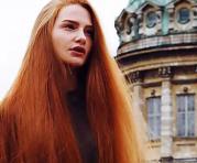 Su cabellera, que supera el metro de longitud, la llevó a protagonizar las publicidades de una prestigiosa marca de shampoo en Rusia. Foto: Infobae