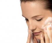 Receta tiene tres ingredientes que al juntarse crean un jabón espumoso para la limpieza facial. Foto: Internet