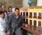 Alberto Ávila junto a sus talleristas, en la Casa de la Virgen. Foto Betty beltrán / ÚN
