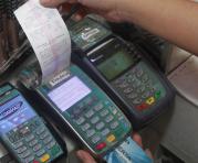 El equipo electrónico, conocido como POS, permite hacer cobros con tarjeta de débito y crédito. Foto: Joffre Flores / ÚN