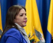 María Alejandra Vicuña, actual ministra de Desarrollo Urbano y Vivienda de Ecuador, se prepara para una ofrecer declaraciones a la prensa en el Palacio del Gobierno. Foto: EFE