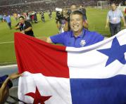 A sus 61 años, el ‘Bolillo’ Gómez logró la hazaña cuando Panamá derrotó 2-1 a Costa Rica, desatando la locura de miles de fanáticos que se lanzaron a celebrar a las calles del país. Foto: AFP