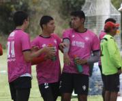 Los jugadores criollos se hidratan tras finalizar la práctica en Tumbaco. Foto: David Paredes / ÚN