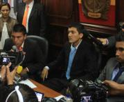 Richard Carapaz (centro), Jonathan Narváez (der.) y Jonathan Caicedo durante una rueda de prensa en Tulcán. Foto: Cortesía