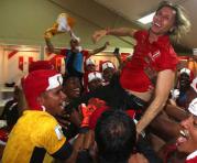 El ‘Tigre’ fue elevado a los aires por sus jugadores. Foto:  Twitter selección peruana