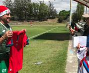 Eduardo Favaro posa para una foto tomada por la jefa de prensa del club, Daniela Terán